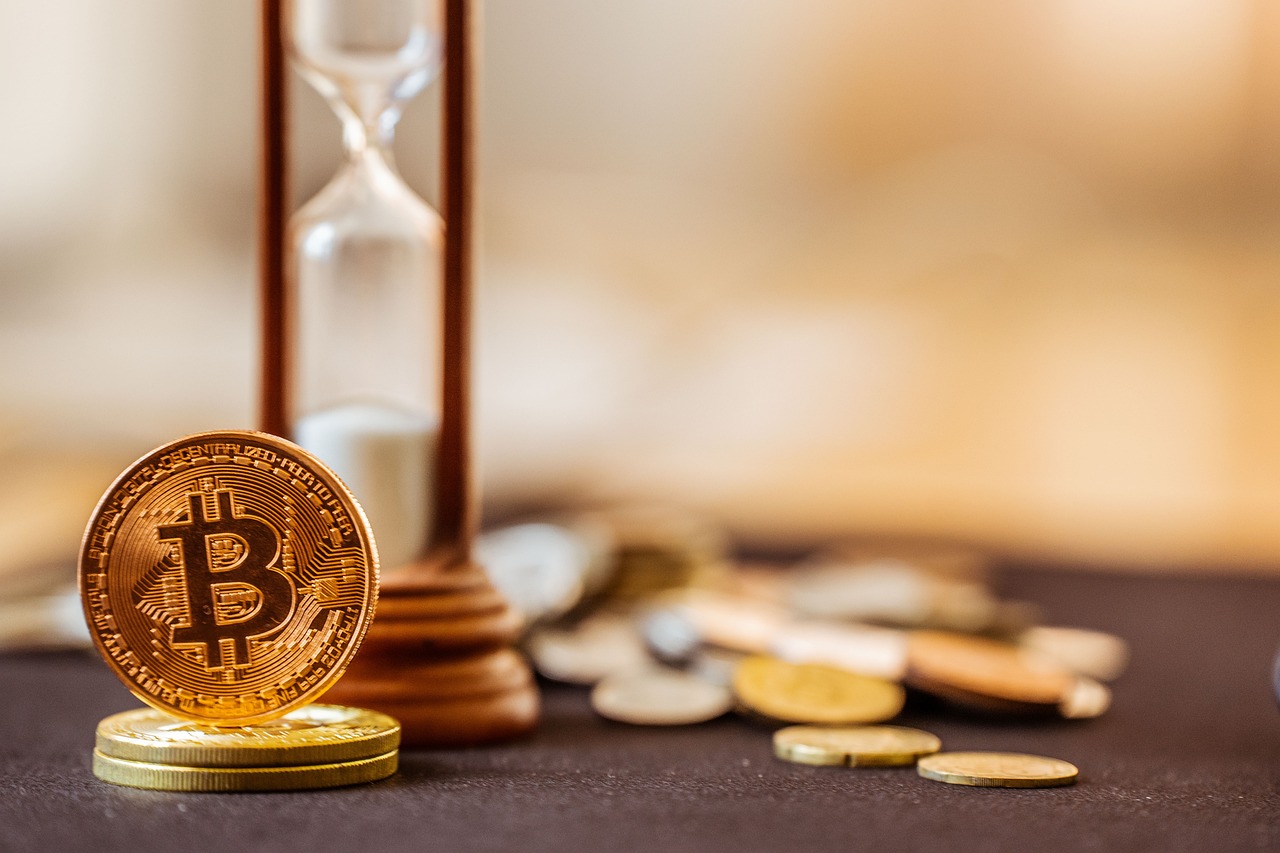 黄金再飙新高！数据：比特币通常在100~150天内跟进拉涨